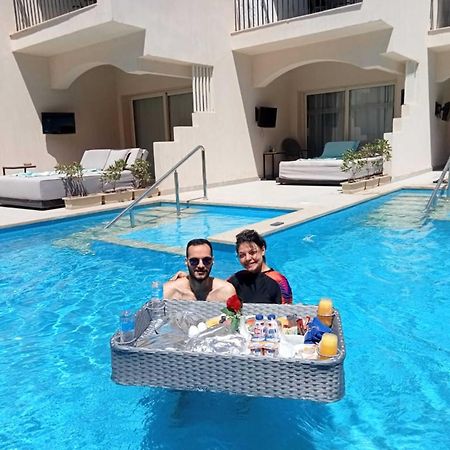 The V Luxury Resort Sahl Hasheesh 洪加達 外观 照片 Floating pool service at a resort