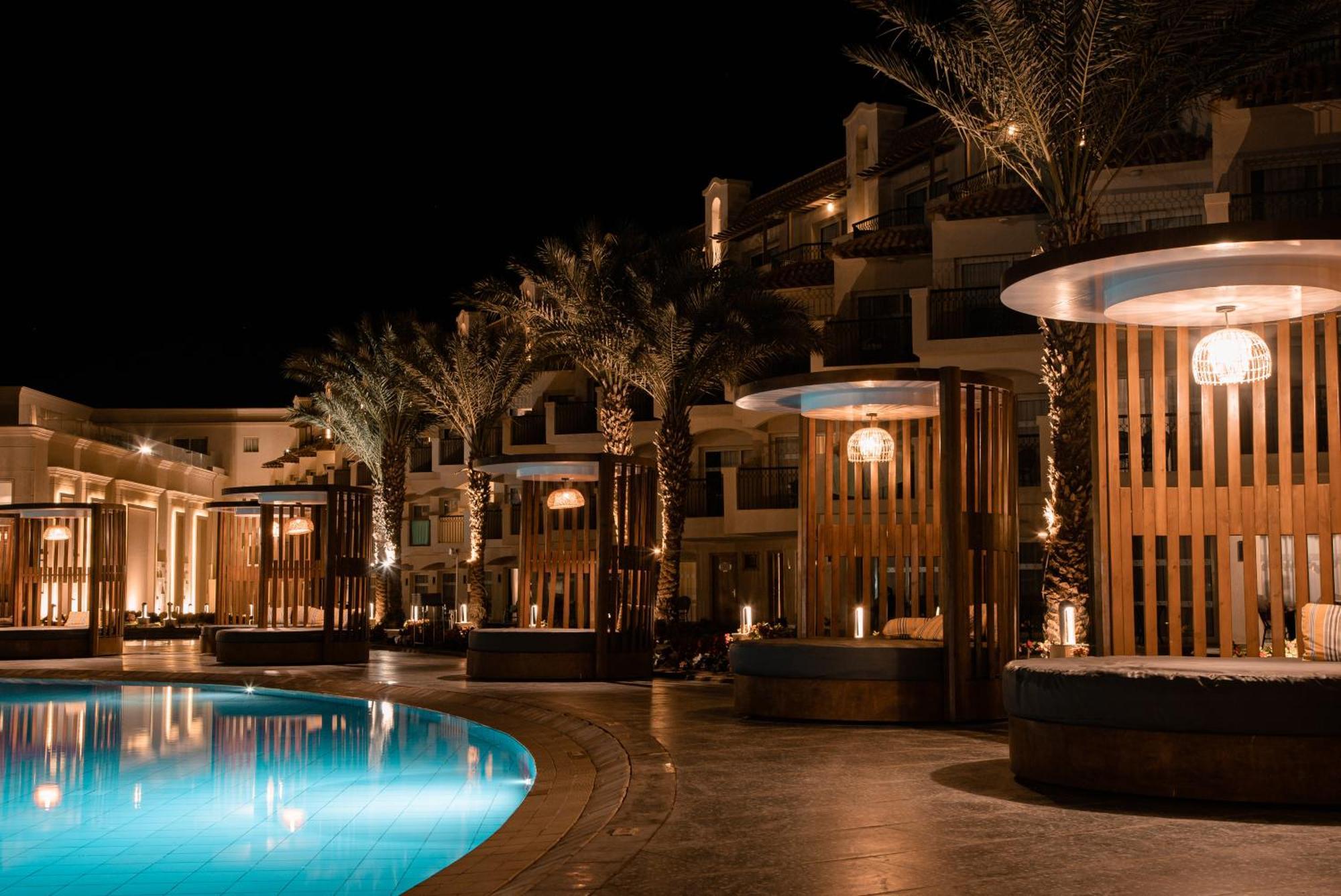 The V Luxury Resort Sahl Hasheesh 洪加達 外观 照片 The resort at night