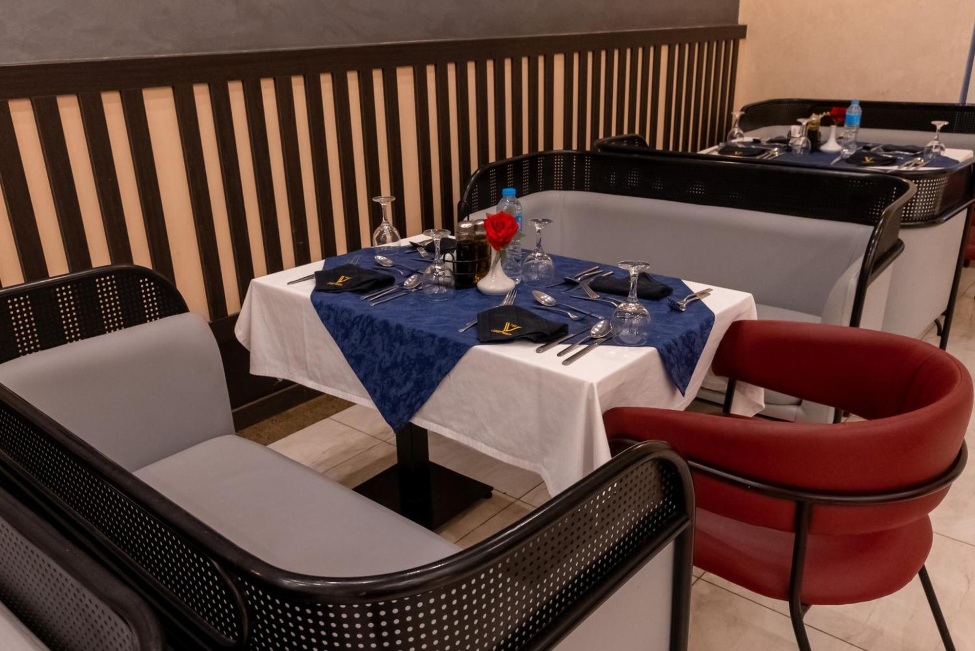 The V Luxury Resort Sahl Hasheesh 洪加達 外观 照片 A restaurant in the hotel
