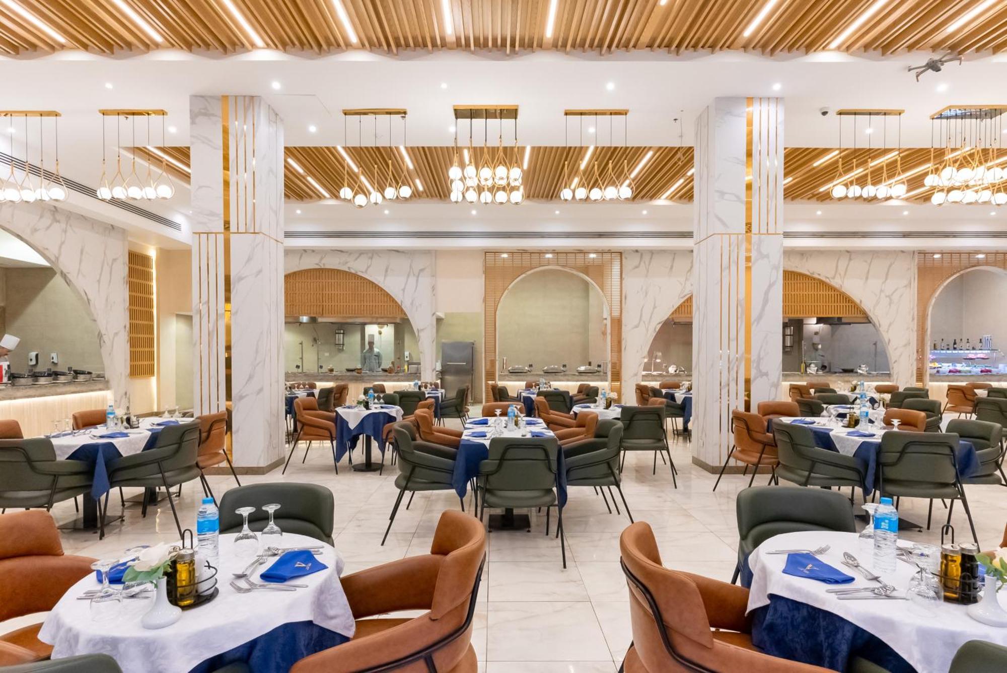 The V Luxury Resort Sahl Hasheesh 洪加達 外观 照片 The interior of the restaurant