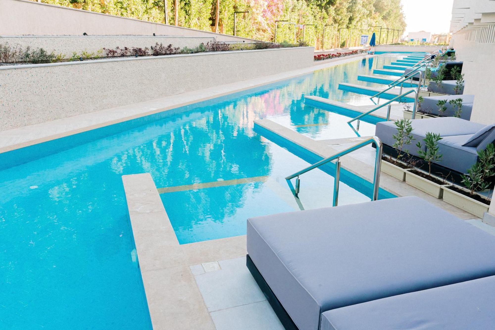 The V Luxury Resort Sahl Hasheesh 洪加達 外观 照片 The pool at the 1011 Museum Building