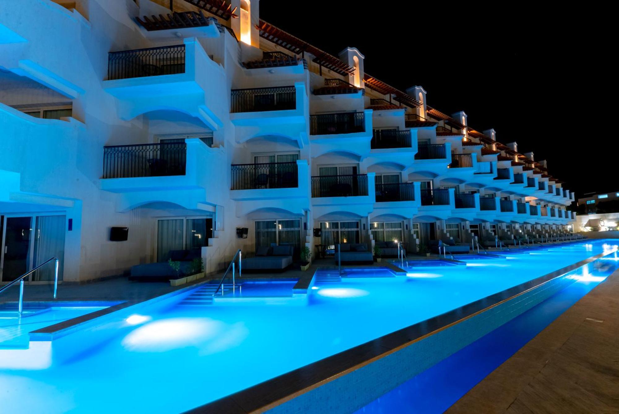 The V Luxury Resort Sahl Hasheesh 洪加達 外观 照片 The swimming pool at the hotel