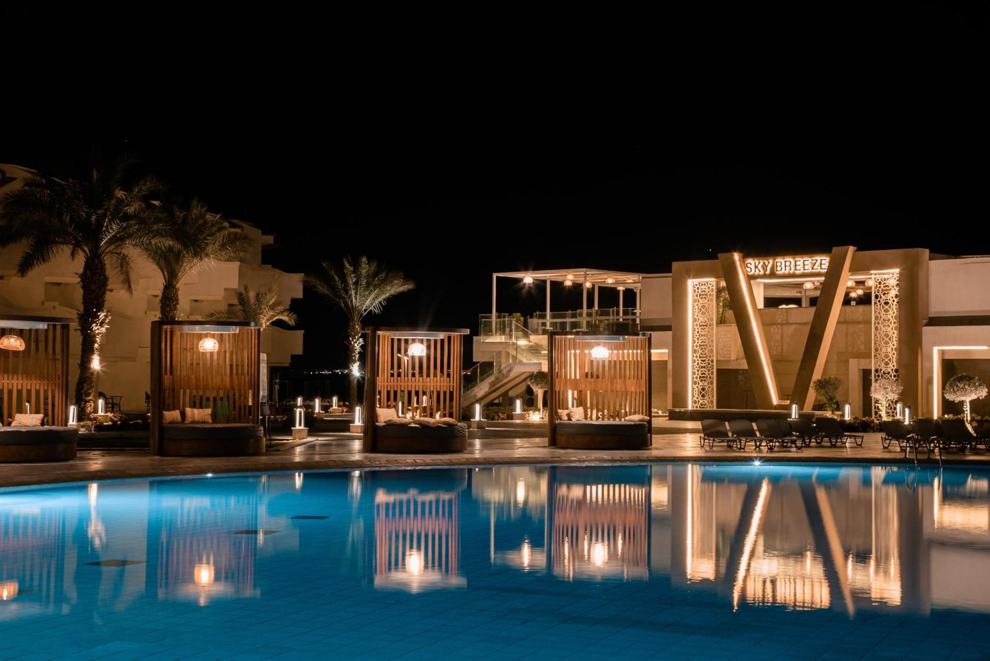 The V Luxury Resort Sahl Hasheesh 洪加達 外观 照片 The resort at night