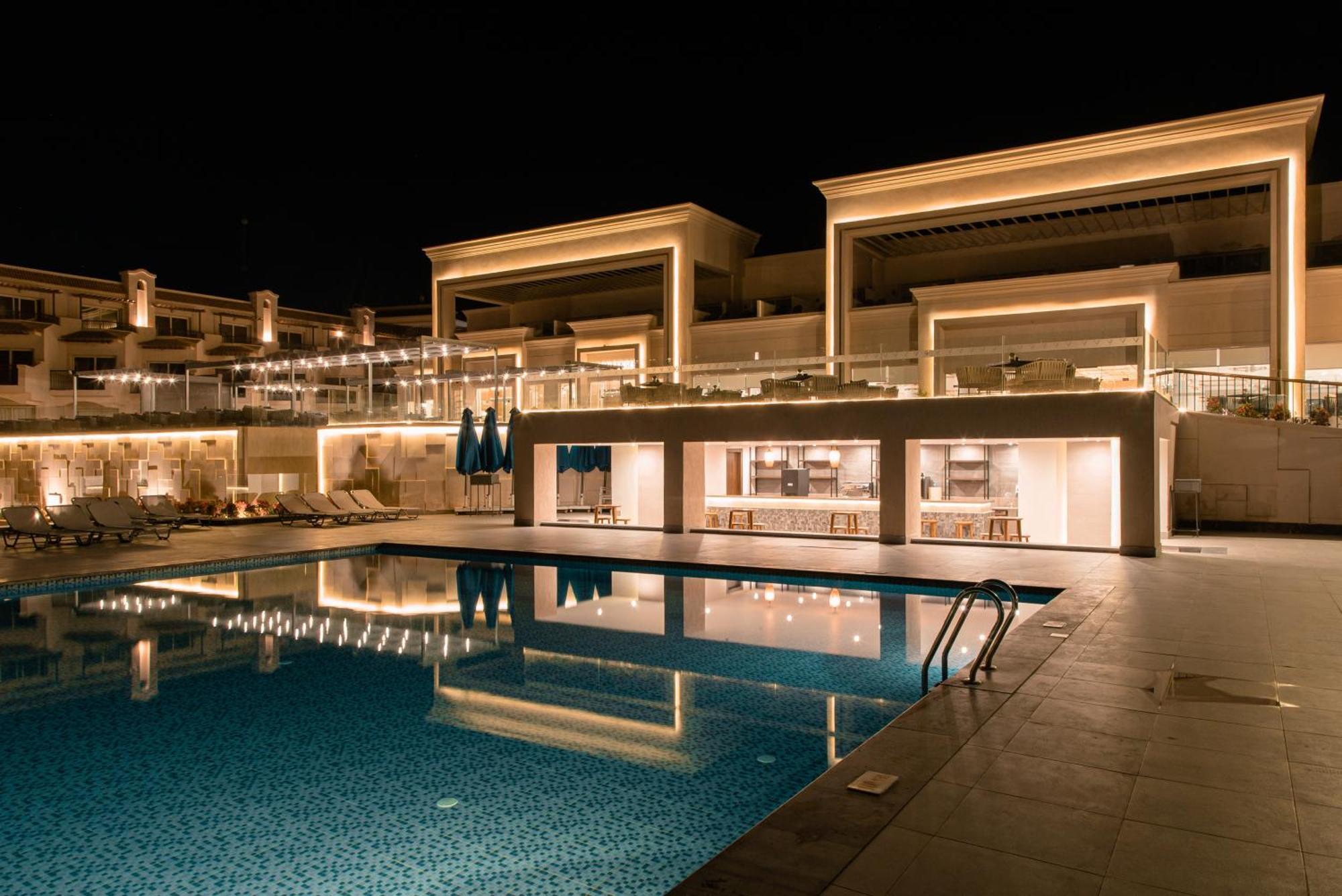The V Luxury Resort Sahl Hasheesh 洪加達 外观 照片 The resort at night
