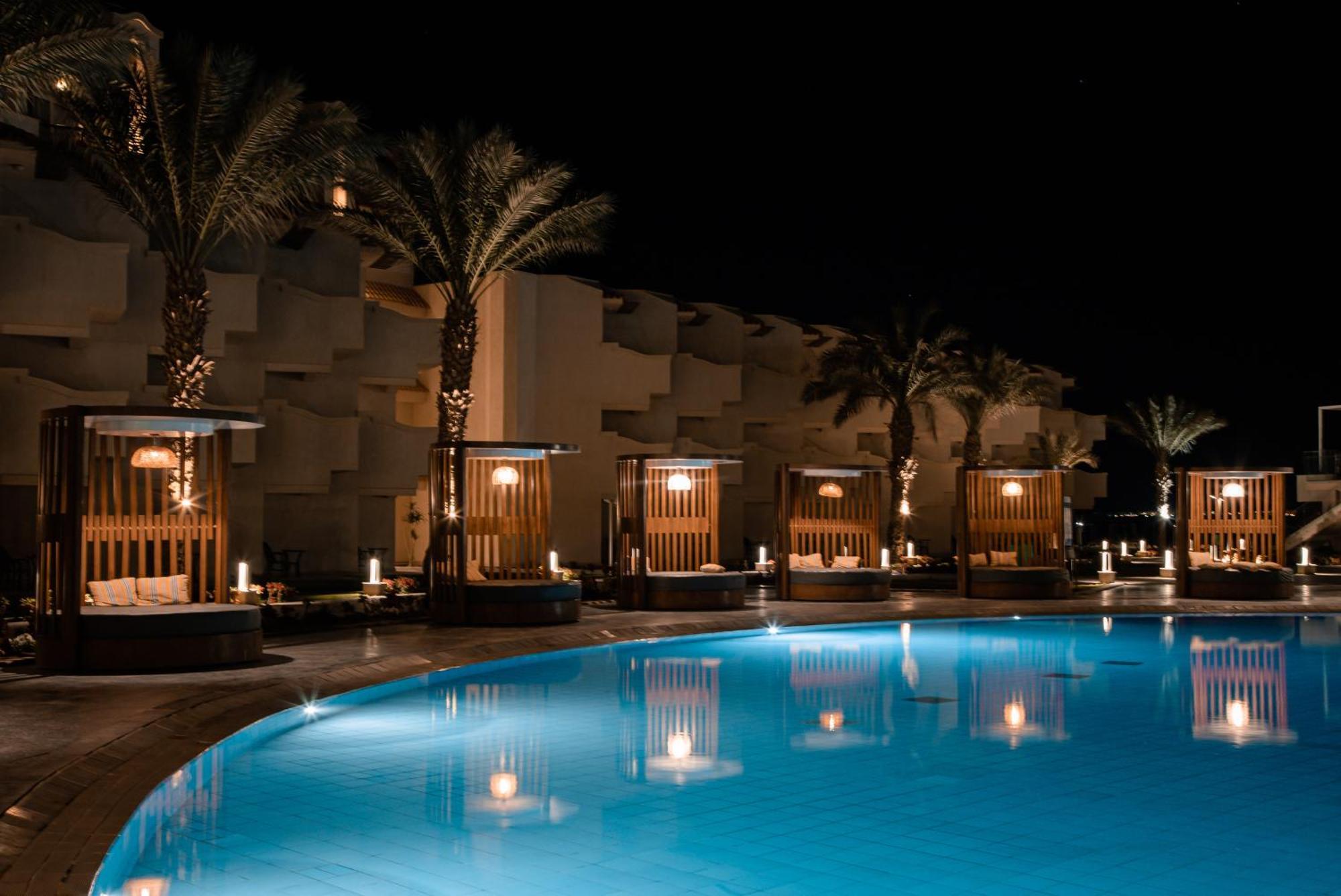 The V Luxury Resort Sahl Hasheesh 洪加達 外观 照片 The swimming pool at the hotel