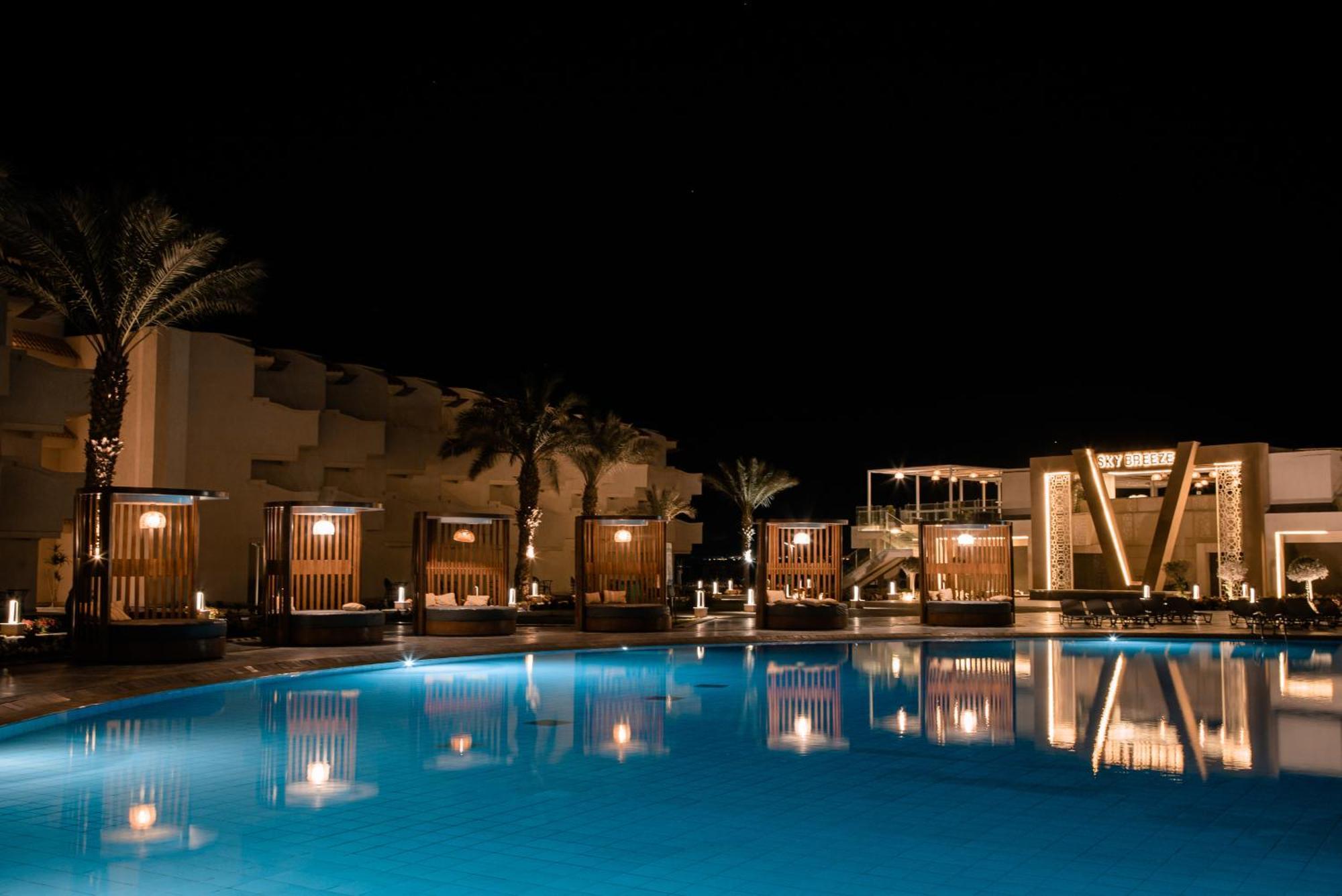 The V Luxury Resort Sahl Hasheesh 洪加達 外观 照片 The swimming pool at the resort