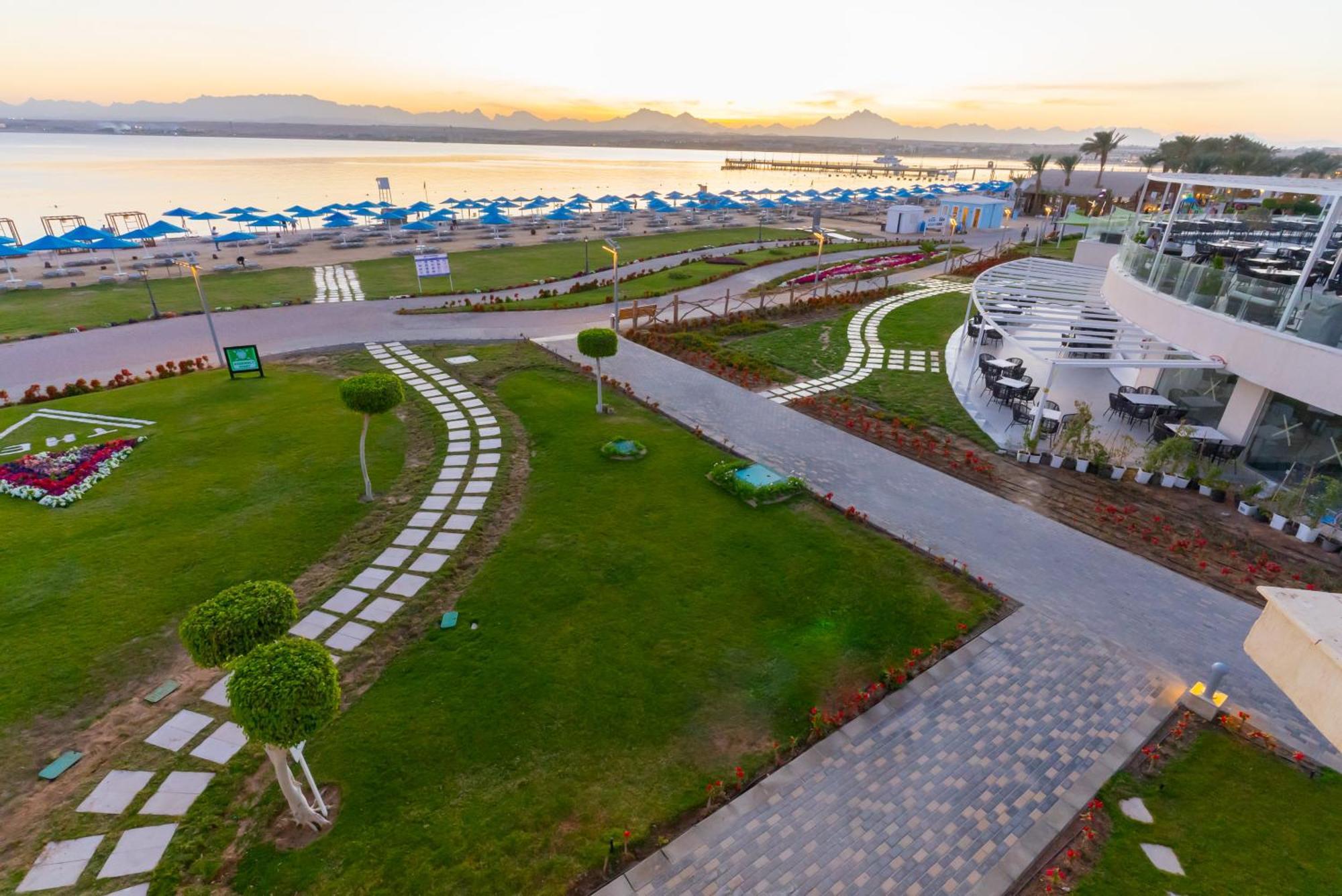 The V Luxury Resort Sahl Hasheesh 洪加達 外观 照片 The resort's beach