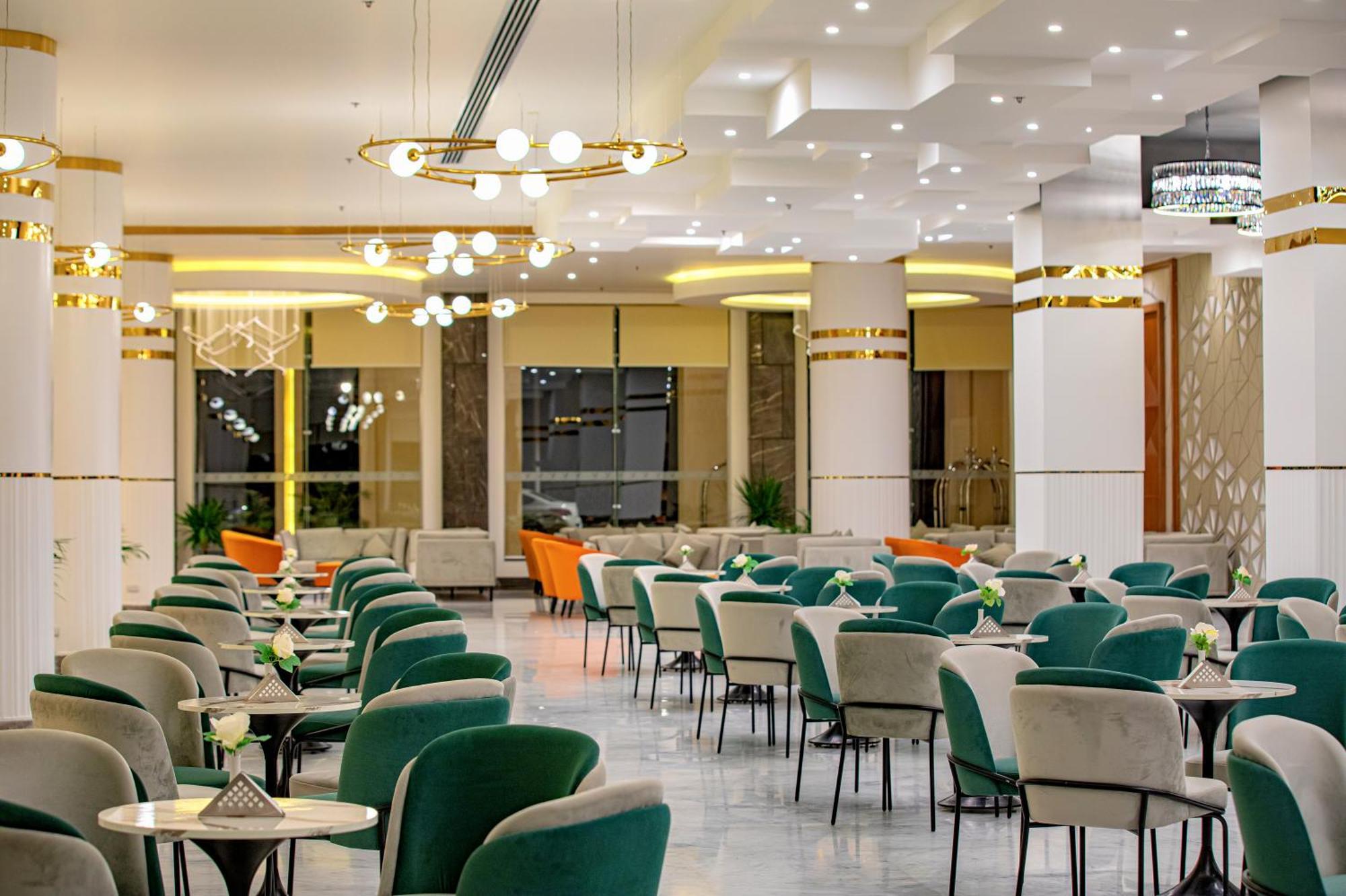 The V Luxury Resort Sahl Hasheesh 洪加達 外观 照片 The interior of the restaurant
