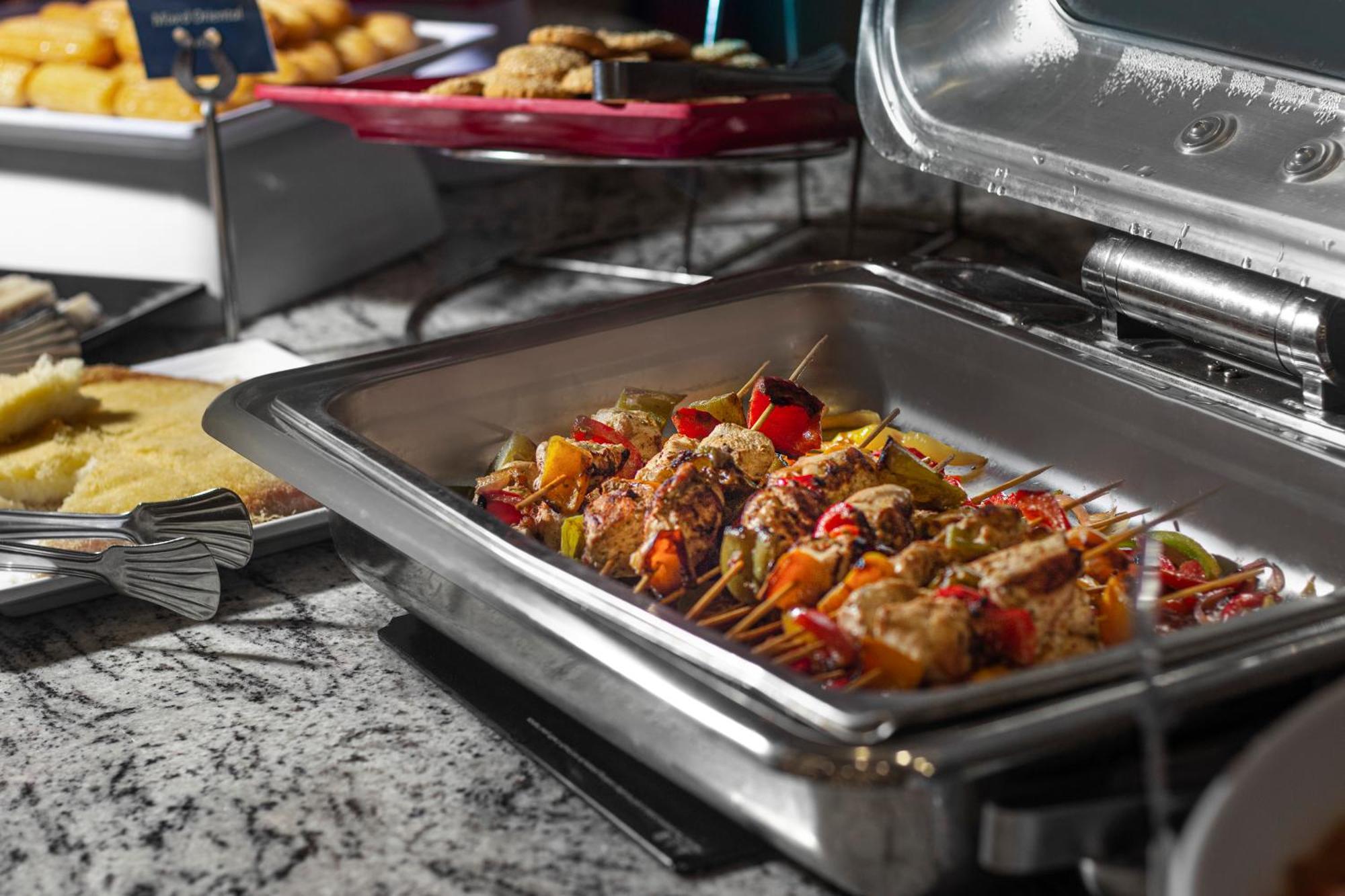 The V Luxury Resort Sahl Hasheesh 洪加達 外观 照片 A chafing dish