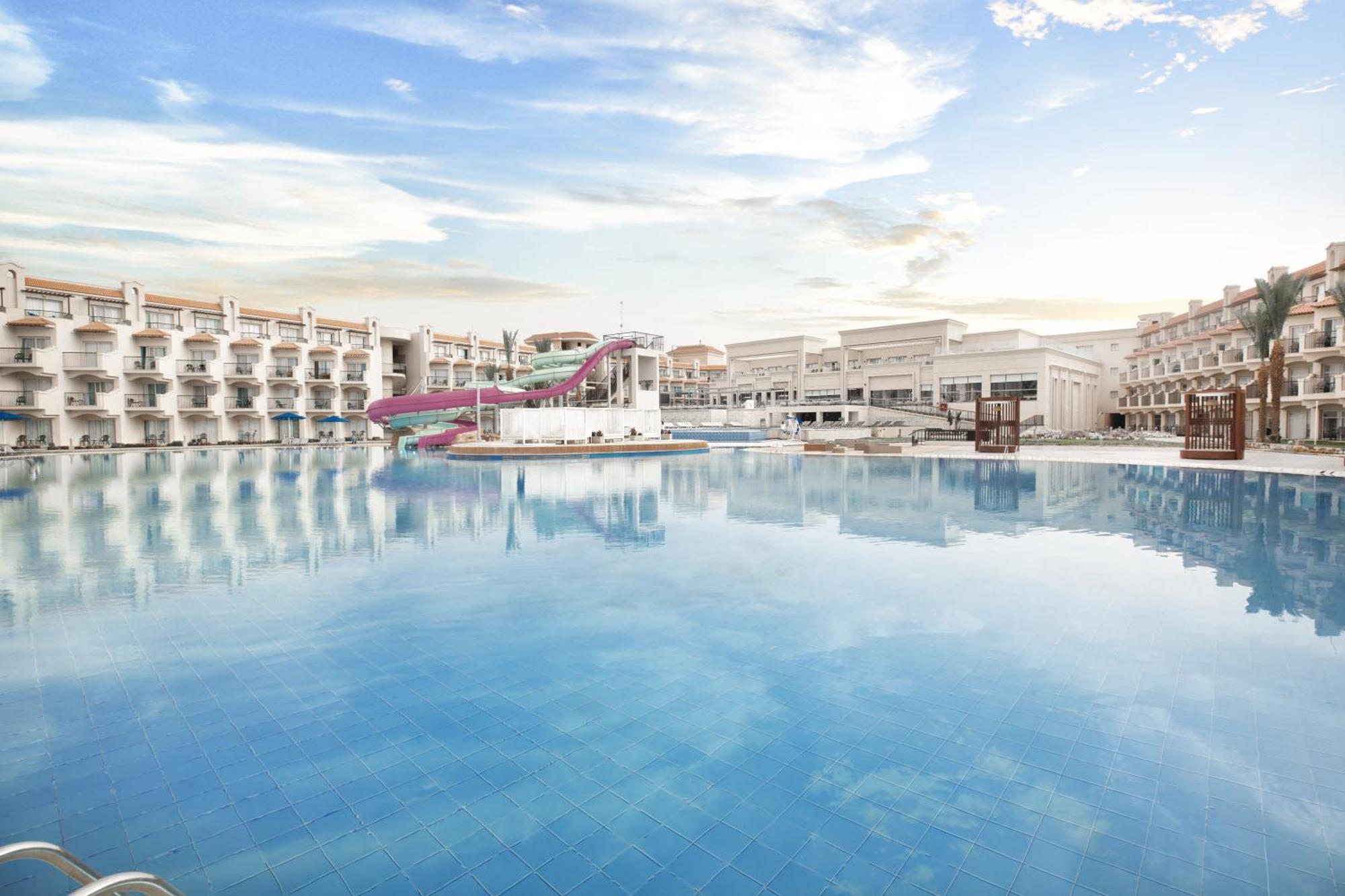 The V Luxury Resort Sahl Hasheesh 洪加達 外观 照片 The resort's main pool
