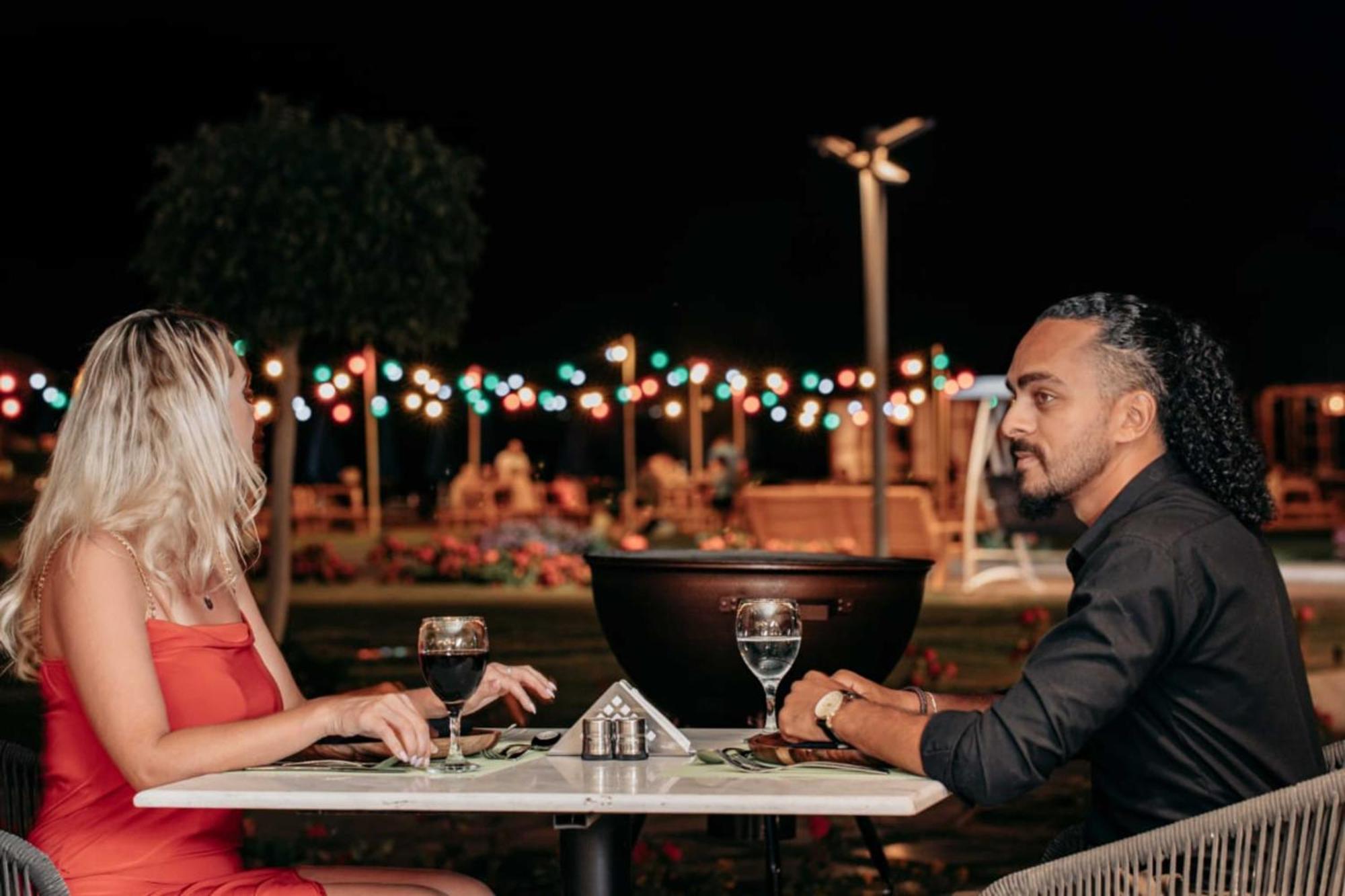 The V Luxury Resort Sahl Hasheesh 洪加達 外观 照片 A couple dining at a restaurant