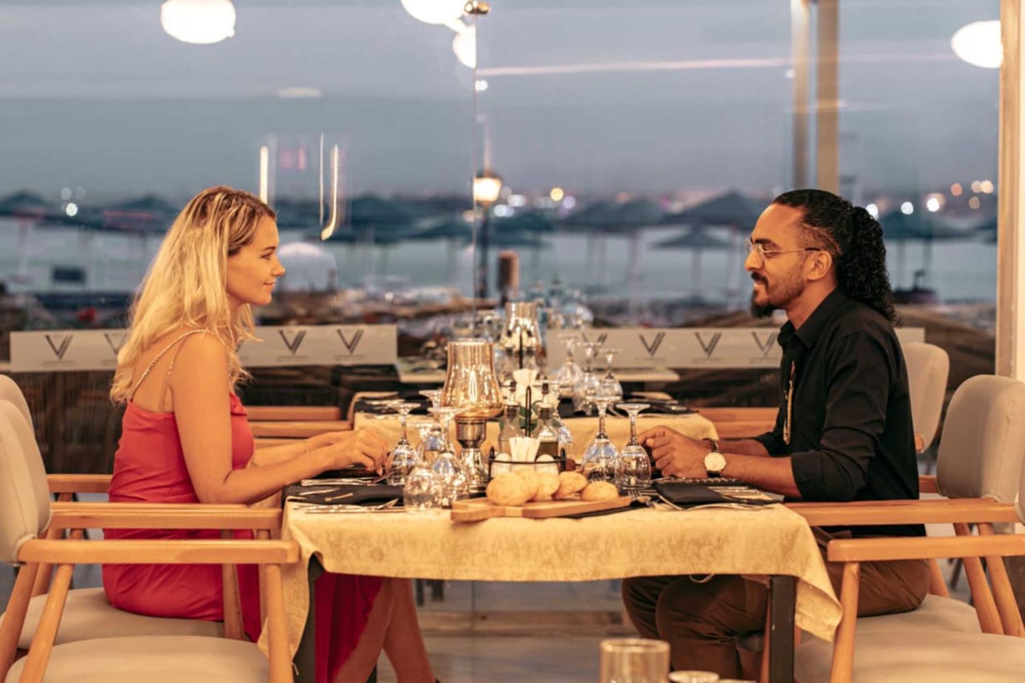 The V Luxury Resort Sahl Hasheesh 洪加達 外观 照片 A couple dining at the restaurant