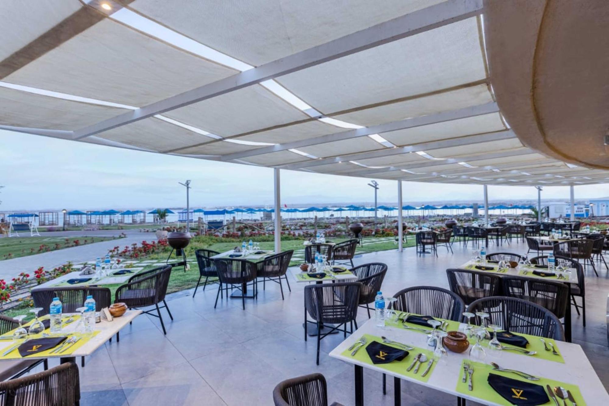 The V Luxury Resort Sahl Hasheesh 洪加達 外观 照片 The restaurant