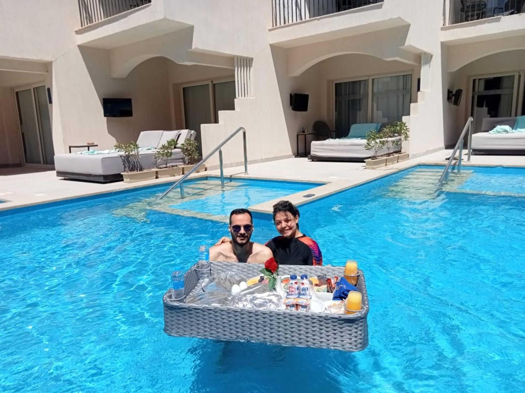 The V Luxury Resort Sahl Hasheesh 洪加達 外观 照片 Floating pool service at a resort