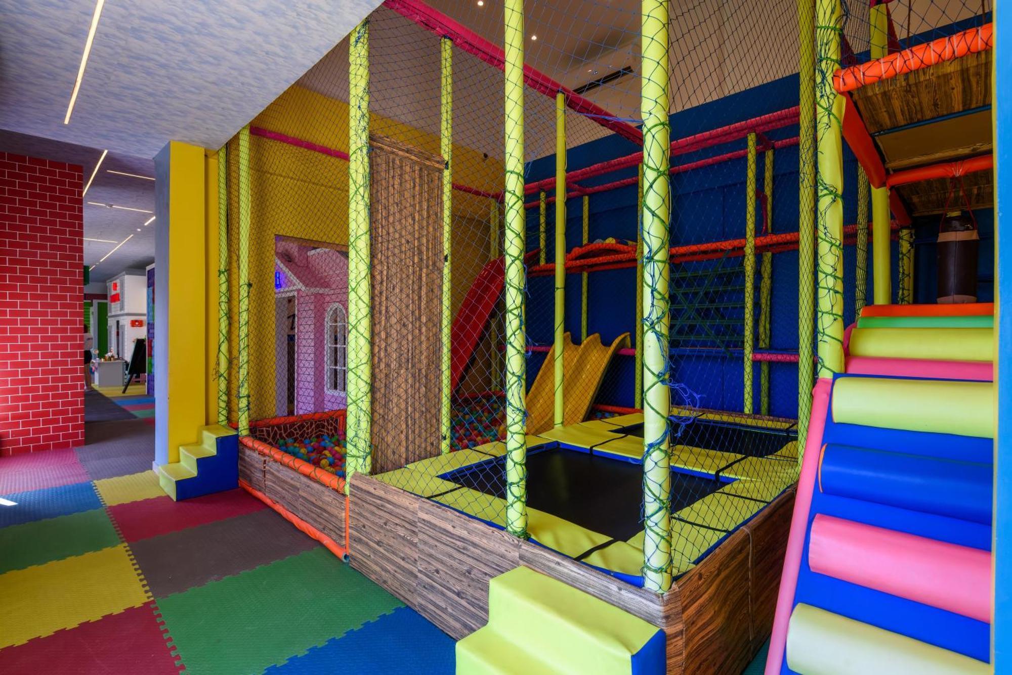 The V Luxury Resort Sahl Hasheesh 洪加達 外观 照片 Playground in the shopping mall